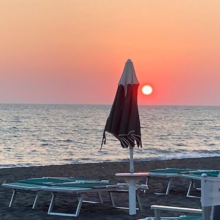 Rosso Tramonto Luxury-White- Ladispoli, Lungomare Regina Elena 58 Villa Bagian luar foto